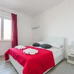 Apartment IV & La